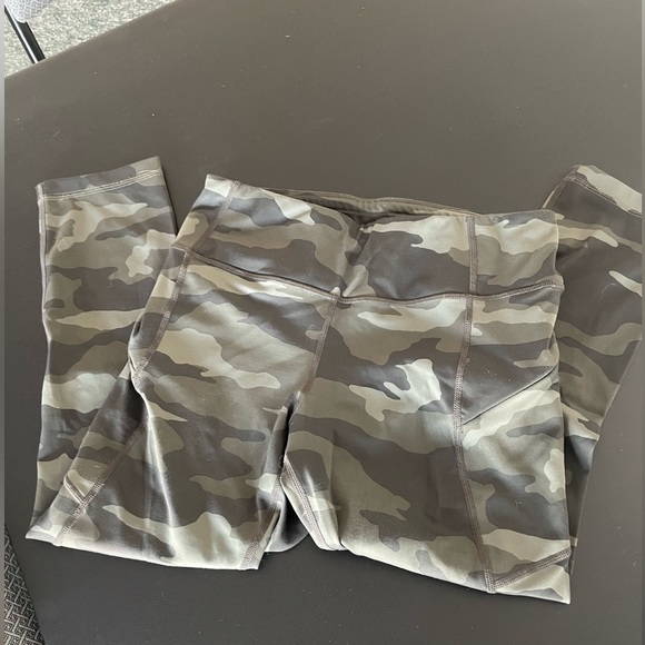 Athleta cropped camo leggings - Picture 4 of 4